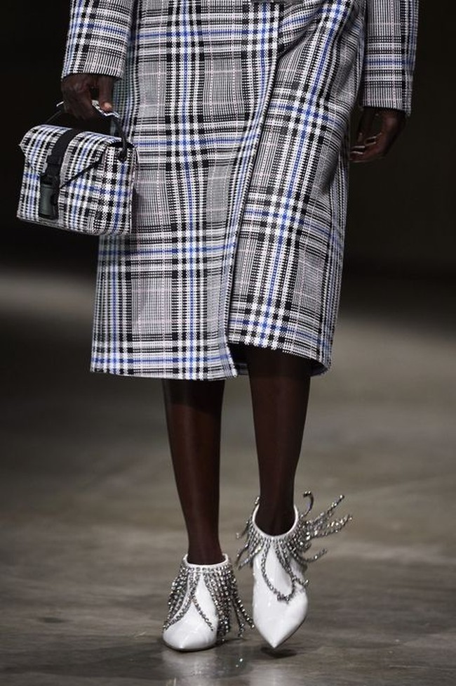 Tas jinjing dari Christopher Kane dengan dominasi motif plaid. Foto: Ist.