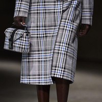 Tas jinjing dari Christopher Kane dengan dominasi motif plaid. Foto: Ist.