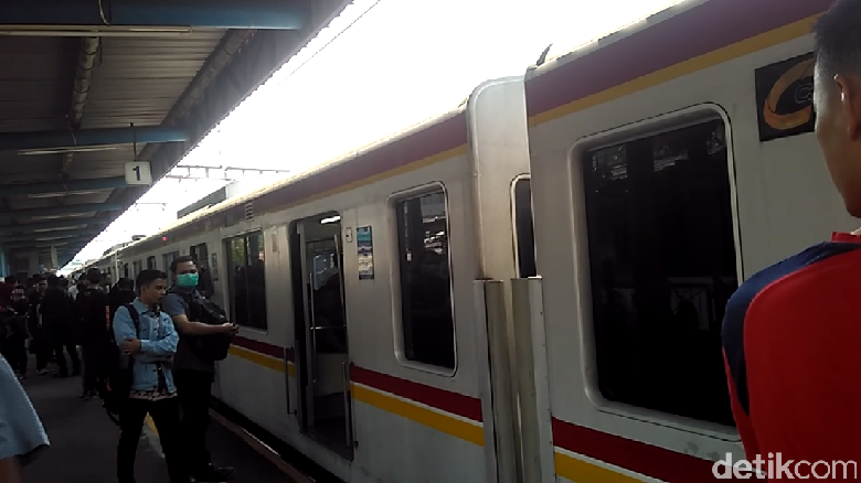 Pantograf KRL Patah, Penumpang Diturunkan di Stasiun Pesing Pantograf KRL Patah, Penumpang Diturunkan di Stasiun Pesing