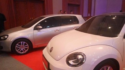 Foto: 19 Mobil Koruptor Jadi Rebutan Ratusan Orang di JCC