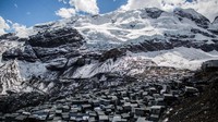 Cuaca di siang hari sangat dingin, dan di malam hari rumah-rumah atapnya bisa membeku. Bisa traveler bayangkan bukan dinginnya di sini? (Sebastian Castaneda/BBC Travel)