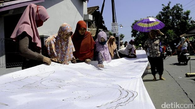 Sebagian besar pesertanya perempuan. 