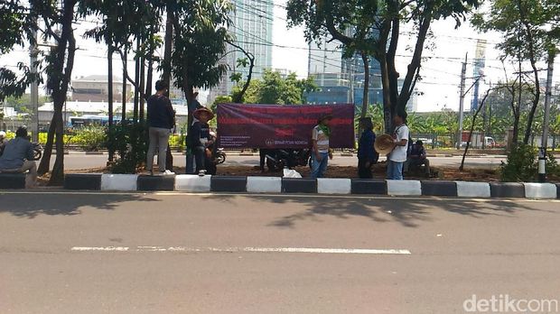Tuntut Reformasi Agararia, Massa SPI Gelar Aksi Teatrikal di KLHK