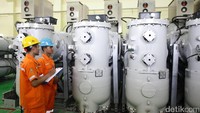 Dua petugas melakukan pemeriksaan terhadap Gas Insulated Switchgear (GIS) New Pulogadung.