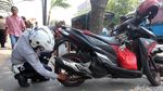 Razia Cabut Pentil Sasar Parkir Liar di Trotoar dan Bahu Jalan