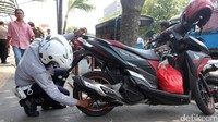 Langkah ini juga dalam rangka sterilisasi parkir bahu jalan untuk mencegah kemacetan.