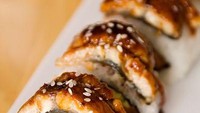 Unagi atau belut panggang yang lembut dengan saus spesial selalu pas buat sushi gulung. Yang ini diberi isi keju dan irisan salmon serta nori. Mantap!Foto: Istimewa