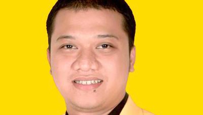 Daniel adalah putra dari Irianto MS Syafiuddin (Yance), yang merupakan mantan Bupati Indramayu. Ibunya, Anna Sophana, Bupati Indramayu yang kini menjabat.