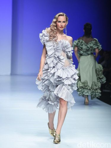 Ekspresi Kebebasan Desainer Eddy Betty di Koleksi Gaun 'Liberte'