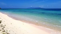 Pulau Liran dengan pantai cantik ini terletak di Kabupaten Wetar Barat, Maluku. Pulau ini berbatasan langsung dengan Timor Leste. Jumlah penduduknya sekitar 1.118 jiwa atau sekitar 235 KK (Eduardo/detikTravel)