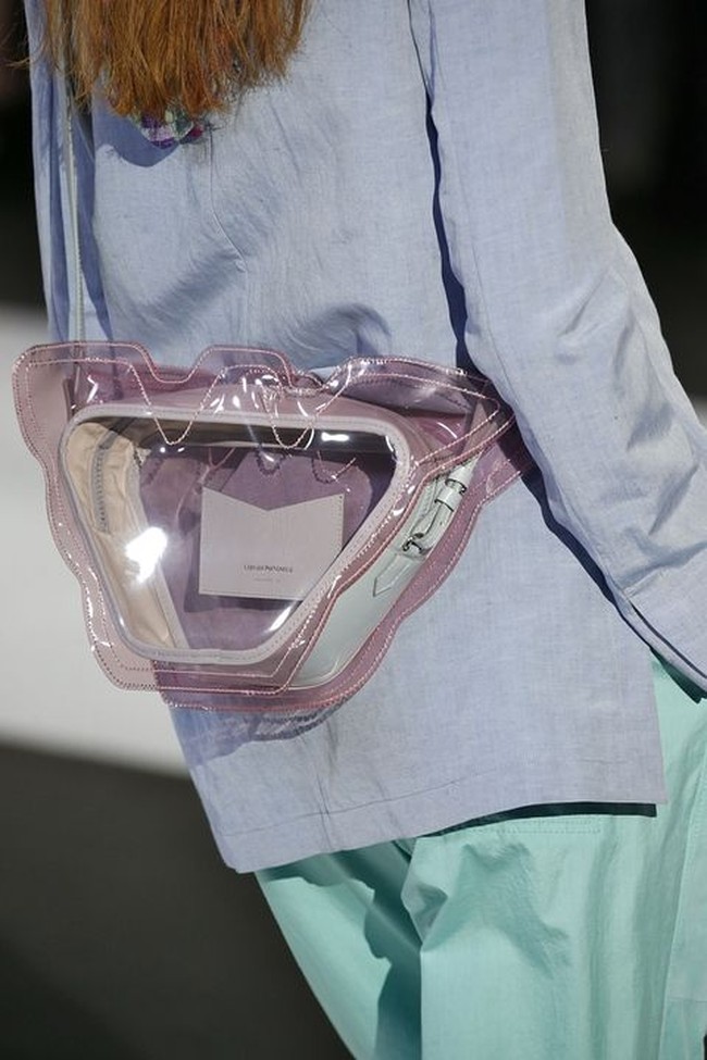 Tas pinggang transparan Emporio Armani mengingatkan kita lagi tentang tren tas jelly di tahun 90-an. Foto: Ist.