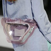 Tas pinggang transparan Emporio Armani mengingatkan kita lagi tentang tren tas jelly di tahun 90-an. Foto: Ist.