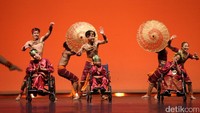 Koreografer muda dari EKI Dance Company menggandeng penari dengan kursi roda dari Yayasan Penyandang Anak Cacat Jakarta.  Foto: Hanif Hawari