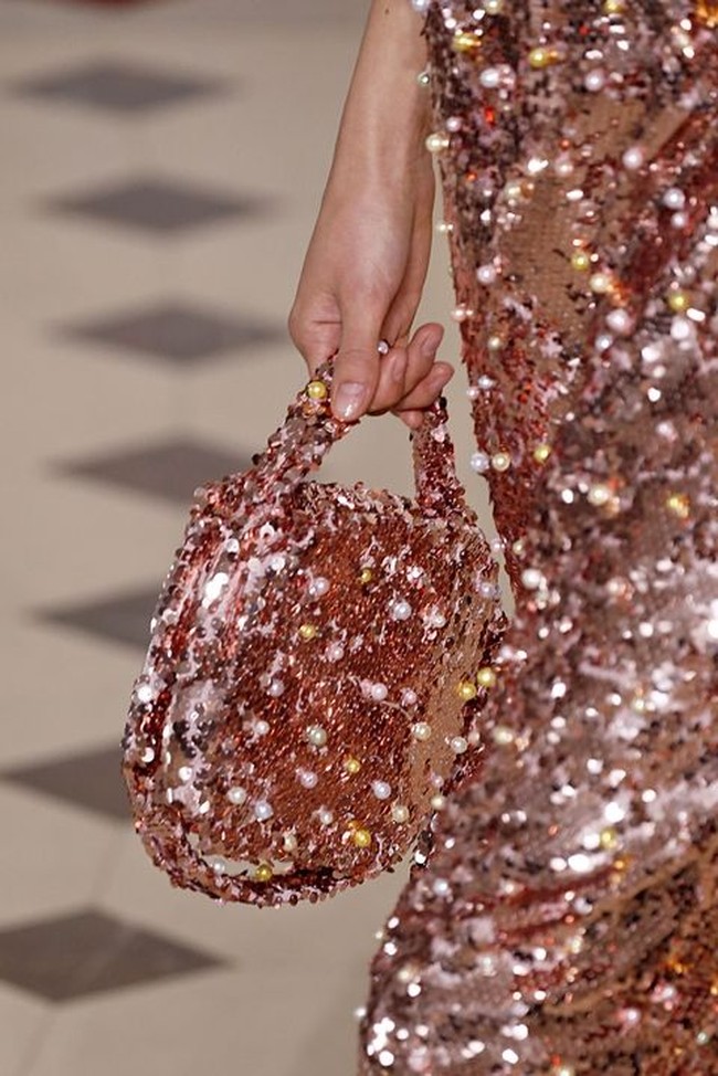 Tas detail sequin ala Emilia Wickstead dengan warna rose gold yang cantik. Foto: Ist.