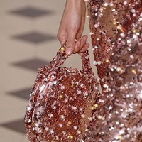 Tas detail sequin ala Emilia Wickstead dengan warna rose gold yang cantik. Foto: Ist.