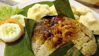 Nasi Bakar ini memakai potongan iga di bagian tengahnya. Iga yang empuk diberi bumbu kecokelatan.