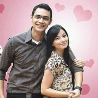 Jonas Rivanno dan Asmirandah mereka bertemu dalam satu sinetron berjudul Kemilau Cinta Kamila’. Keduanya pernah disebut sebagai pasangan kontroversial karena setelah menikah Asmirandah pindah keyakinan. Foto: Instagram