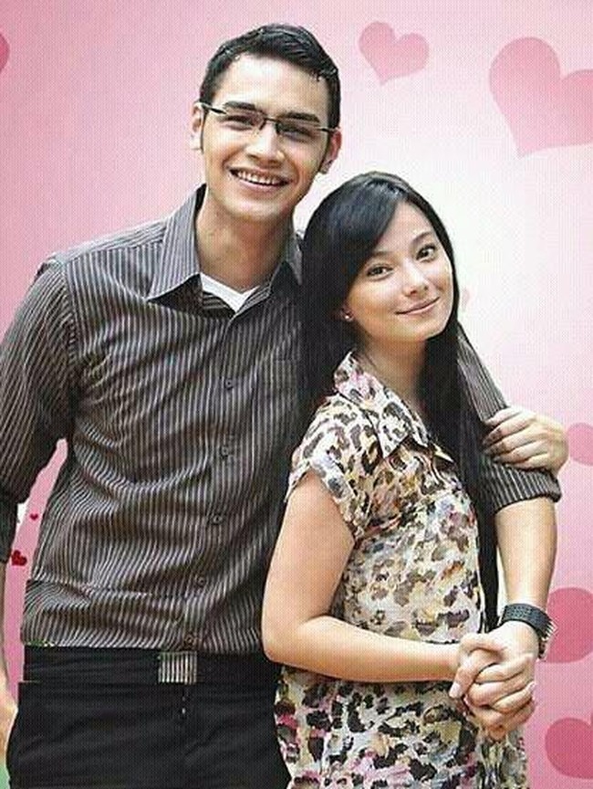 Jonas Rivanno dan Asmirandah mereka bertemu dalam satu sinetron berjudul Kemilau Cinta Kamila’. Keduanya pernah disebut sebagai pasangan kontroversial karena setelah menikah Asmirandah pindah keyakinan. Foto: Instagram