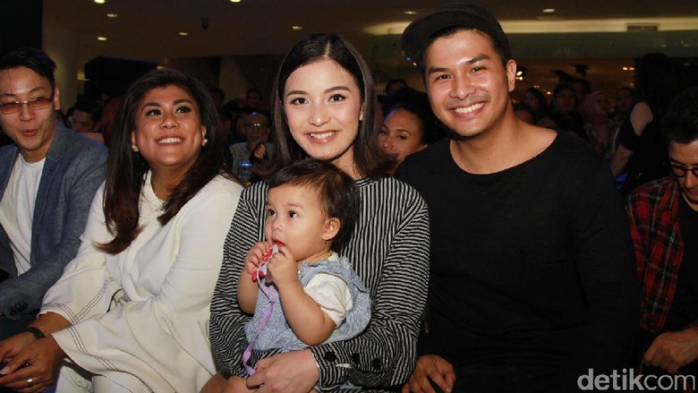 Gemes! Sang Putri Nyanyikan Selamat Ultah untuk Glenn Alinskie Gemes! Sang Putri Nyanyikan Selamat Ultah untuk Glenn Alinskie