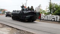 Tank amfibi LVT-7A1 juga memeriahkan gladi parsial demo tempur matra laut. (Dispen Kormar).