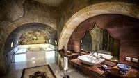 Selain itu, Cappadocia terkenal dengan gunung vulkanik. Sehingga banyak perusahaan yang membuat penginapan dari gua-gua batuan vulkanik (Museum Hotel)