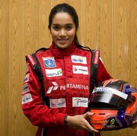 Alexandra Asmasoebrata merupakan gadis asal Jakarta dan menjadi pebalap wanita untuk kategori mobil formula dan gokart. Foto: Istimewa