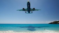 Bandara Saint Martin di Kepulauan Karibia, lokasinya dekat dengan pantai yang cantik. Kalau kamu ke sini, jangan heran ketika landing dekat dengan pasir putih yang keren (Privatefly)
