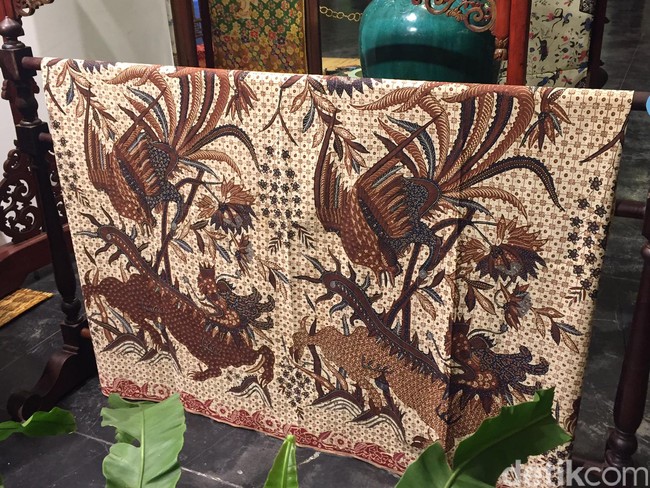 Kain Panjang Matheos. Dibuat pada 1920, kain dari Banyumas ini dipercantik dengan motif kilin dan burung hong. Foto: Daniel Ngantung/Wolipop