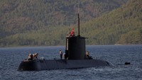 Prajurit AL Turki yang mengenakan baju khusus tersebut melakukan simulasi penyelamatan di laut dalam. Ada kapal selam juga yang dilibatkan/Foto: REUTERS/Murad Sezer