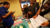 Peserta menunjukkan tiket lelang kepada petugas.