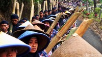 Lantunan dzikir hasbunallah wanikmal wakil nikmal maula wanikman nasir terus mengumandang di sekitar Tuk Sikopyah, mata air di lereng timur Gunung Slamet, Jawa Tengah.