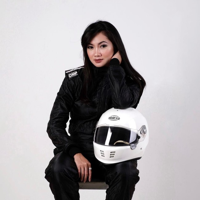 Satu lagi pebalap cantik bernama Diandra Gautama,ia berhasil menjadi juara di ajang Mercedes-Benz Club Motorsport Indonesia Race Championship 2013. Foto: Instagram