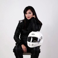 Satu lagi pebalap cantik bernama Diandra Gautama,ia berhasil menjadi juara di ajang Mercedes-Benz Club Motorsport Indonesia Race Championship 2013. Foto: Instagram