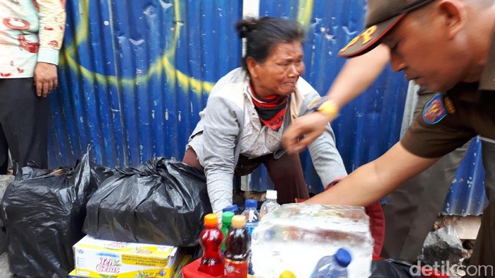 Tak Rela Ditertibkan Satpol PP, Nenek Ini Nangis