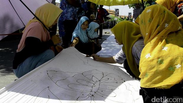 Parade Budaya Pesisir di Pekalongan. 