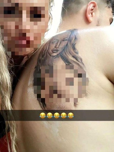 Miris Pria Ini Tato  Badan  dengan Pose Topless Pacar 