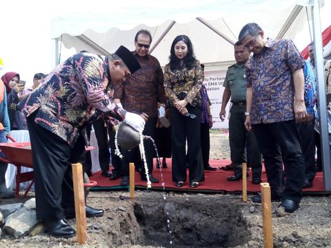 Bupati Wardoyo ikut meletakkan batu pertama