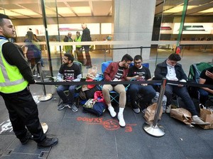 Antrean Pembeli iPhone 8 Tidak Normal