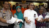 Petugas menunjukkan barang bukti pil PCC.