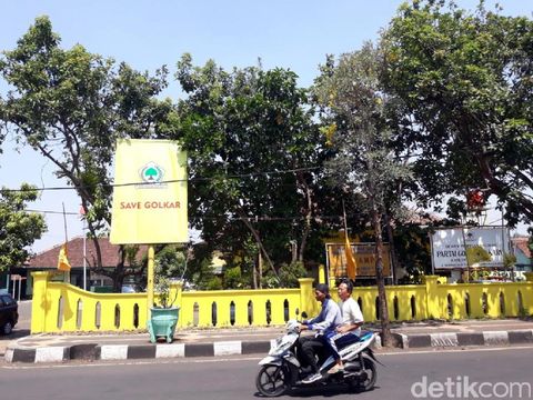Bendera Golkar Setengah Tiang Berkibar di DPD Cianjur dan Garut