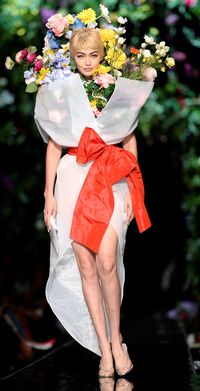 Gigi Hadid Berubah Jadi Buket Bunga Raksasa di Show Moschino, Milan