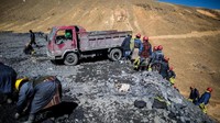 Cukup riskan jika datang ke sana. Satu-satunya cara adalah dengan naik truk pasir yang melewati jalanan berliku dengan di kiri dan kanan adalah jurang. Berminat ke sini? (Sebastian Castaneda/BBC Travel)