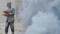 Mulai dari lempar-lemparan telur sampai disemprot air dari tabung pemadam kebakaran. Tidak ada satu peserta pun yang tidak kotor (AFP)