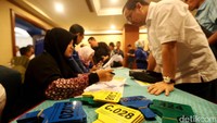 Warga antre mengambil tanda peserta lelang.