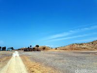 Kondisi jalanan di Pulau Liran masih memprihatinkan (Eduardo/detikTravel)