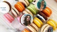 Desain macaron juga bisa berupa foto selfie loh. Seperti macaron yang dibuat saat New York Fashion Week ini. Foto: Danas Bakery