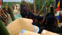Tradisi ini selalu dilaksanakan selama bulan suro yang awalnya merupakan sedekah bumi. Namun sekarang dikemas dalam sebuah hajatan Festival Gunung Slamet dan dibuat lebih besar untuk mendatangkan wisatawan.