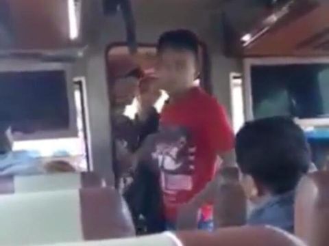 Penumpang tersebut emosi dan mengajak kedua pengamen untuk turun dari bus untuk selesaikan persoalan