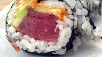 Penyuka ikan tuna, jangan lewatkan SPicy Tuna Roll ini. Fillet tuna mentah, alpukat dan taburan sedikit cabe bubuk serta spicy mayo bikin rasanya makin enak.Foto: Istimewa