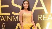 Ia tampil cantik dengan gaun kuning. Pool/Noel/detikFoto.